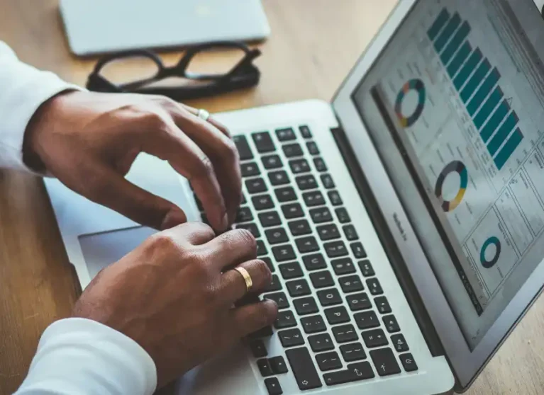 Descubra o que é Growth Marketing, uma abordagem estratégica focada em crescimento sustentável, e entenda os benefícios que pode trazer para o seu negócio.